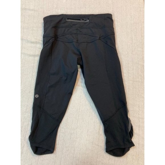 Lululemon Run: Pace Crop-Black. Size 6 - Picture 6 of 8